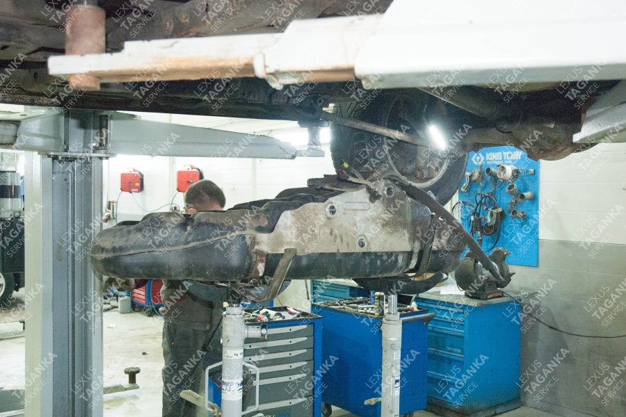 Lexus LX570: замена бензонасоса - фото 3